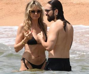 Heidi Klum zapomniała majtek. Fani kpią z jej sukienki. JAk w pociętej folii. Trzeba to zobaczyć! 