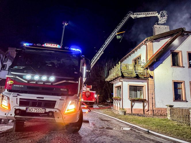 Stali i przyglądali się jak płonie ich dom. Padli ofiarą bezdusznego systemu. Wszystko przez absurdalne przepisy