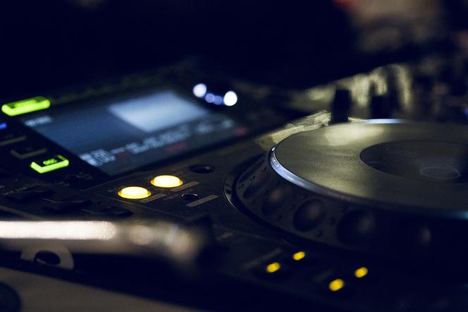 Znanemu DJ-owi grozi nawet 12 lat za kratkami