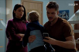 M jak miłość, odc. 1514. Marcin (Mikołaj Roznerski), Iza (Adriana Kalska), Szymek (Staś Szczypiński)