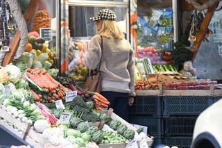 Grażyna Torbicka modnie ubrana robi zakupy na bazarku