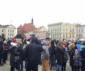 W Bydgoszczy grają razem z WOŚP. Wolontariusze, mieszkańcy i artyści działają razem, aby zebrać jak najwięcej pieniędzy 