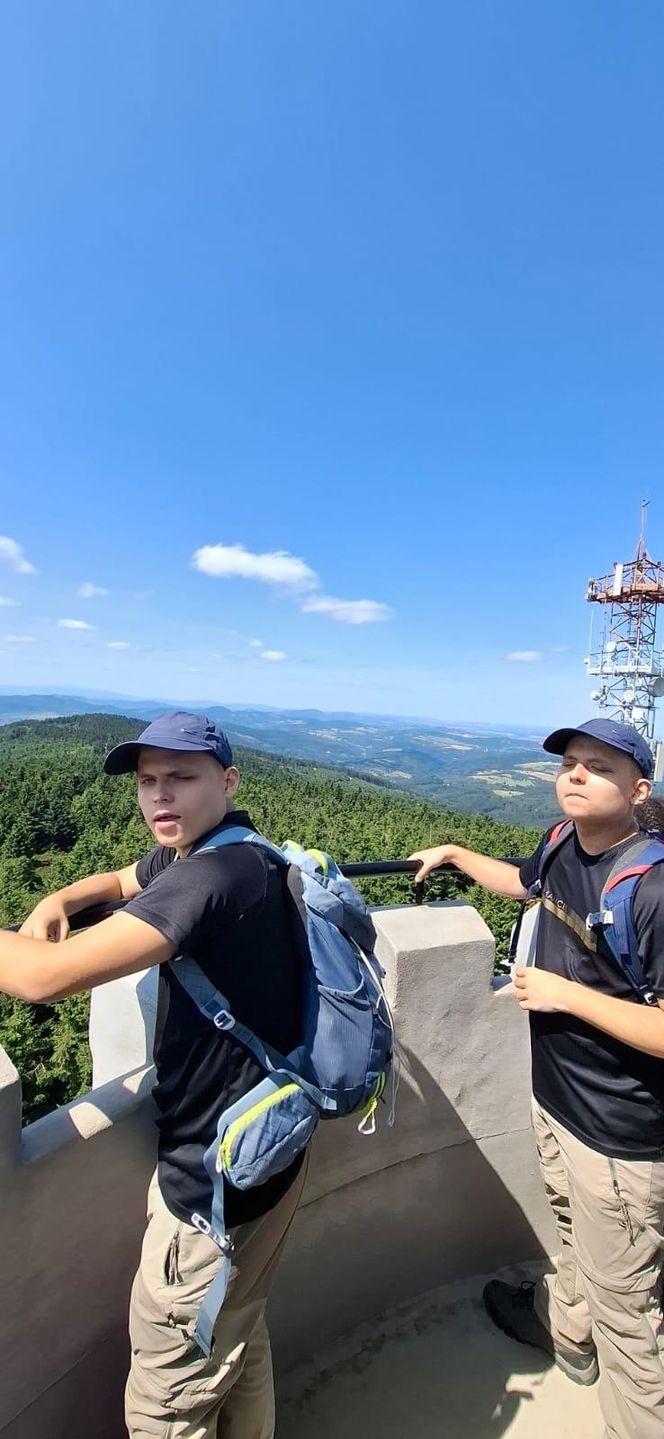 Tata wędróje z synami po górach