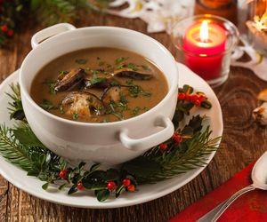 Wigilijna zupa grzybowa zachwyca smakiem. Oto najprostszy przepis, który zawsze się udaje