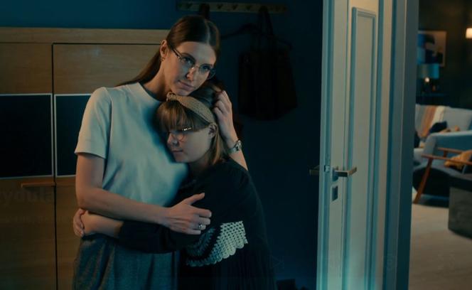 BrzydUla 2 odc. 198. Julka (Maria Włodkowska), Ula (Julia Kamińska)