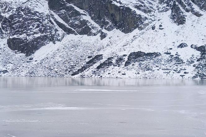 Górskie stawy zamarzają. Tatrzański Park Narodowy apeluje o niewchodzenie na lód!