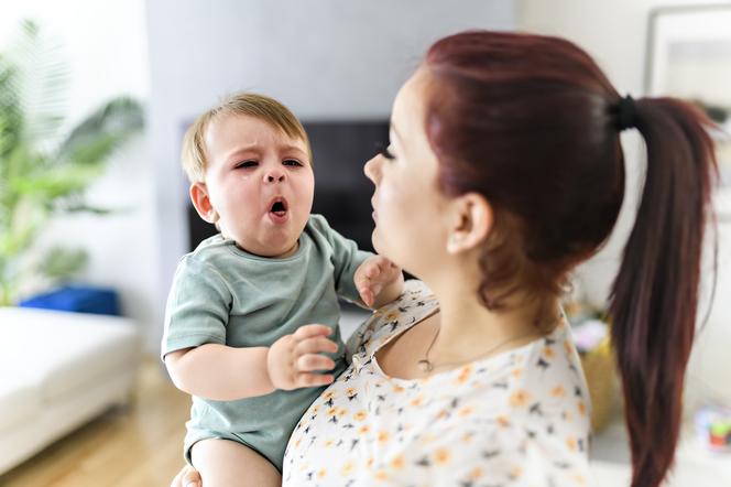 Niemowlę na rękach mamy