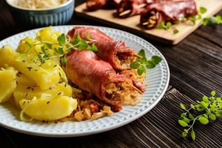 Karkówka z kapustą kiszoną, ananasem i pigwą - pyszne mięsne zawijaski ze znakomitym kwaskowym farszem