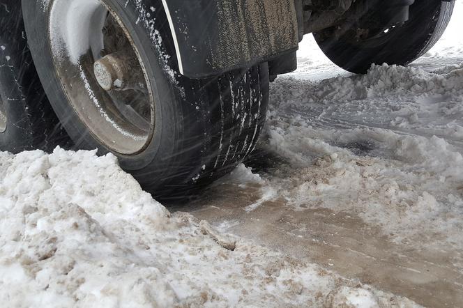Fatalne warunki na drogach w Bydgoszczy i regionie! Śnieg z deszczem i oblodzenia
