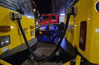 Groźny wypadek w Warszawie. Samochód i dwa tramwaje rozbite. Jeden z nich się wykoleił