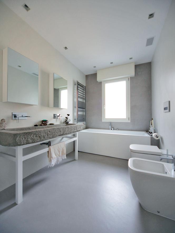 Biała łazienka z dodatkiem betonu