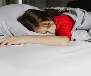 Twoje dziecko nie chce wstawać rano? Weekendy mogą wszystko psuć