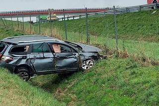 Groźny wypadek pod Tarnowem. Osobówka wypadła z drogi i wylądowała w rowie