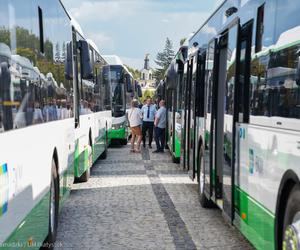 Zaprezentowano pierwsze 20 autobusów elektrycznych w Białymstoku. Od poniedziałku pojawią się na ulicach miasta [ZDJĘCIA]