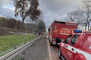 Groźny wypadek pod Glinojeckiem. Z rozbitej cysterny lał się żrący kwas