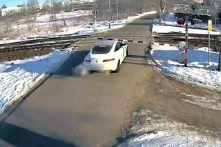  Szokujące nagranie z przejazdu kolejowego. Ominął rogatki i wbił się w pociąg 