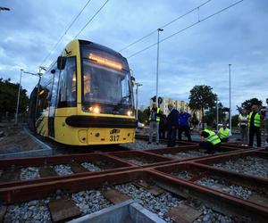 Toruń: Historyczny moment za nami. Pierwszy tramwaj pojechał na JAR. Zdjęcia z przejazdu technicznego