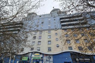 We Wrocławiu tęsknią za morzem. Ten blok wygląda jak statek, ma maszty i dziób!