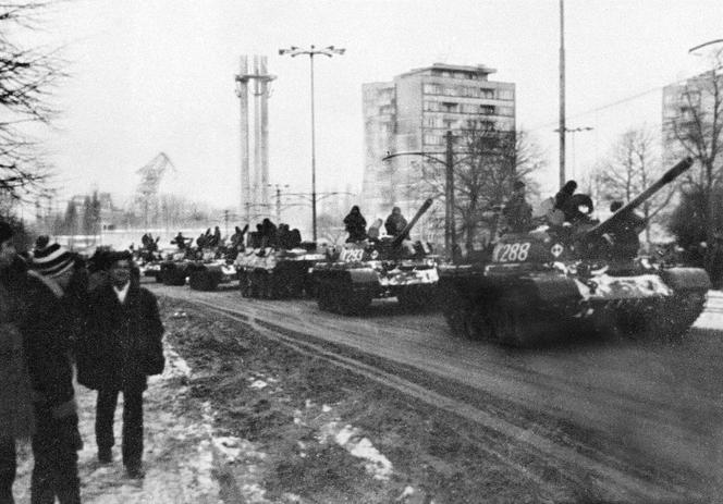 Czołgi pod Stocznią Gdańską w trakcie zamieszek ulicznych, styczeń 1982. 