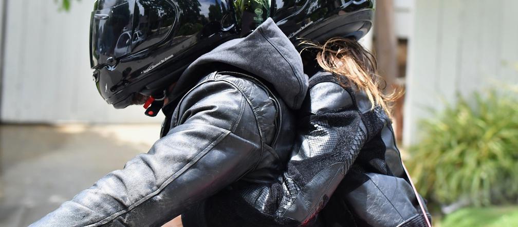Ben Affleck i Ana de Armas na motocyklu