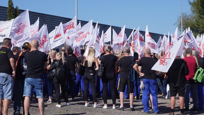 Pikieta pracowników Beko. Pracę straci 1100 osób. „Czujemy się oszukani i sfrustrowani”