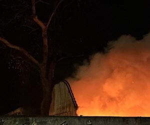 Tragiczny pożar hali w Inowrocławiu. Strażacy odnaleźli zwłoki mężczyzny!