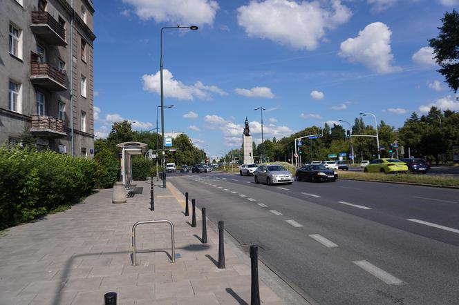 Współczesne otoczenie miejsca zejścia do kanałów na Ochocie - pomnik Lotnika 