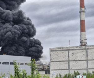 Pożar składowiska opon w Toruniu. Dym widoczny z daleka