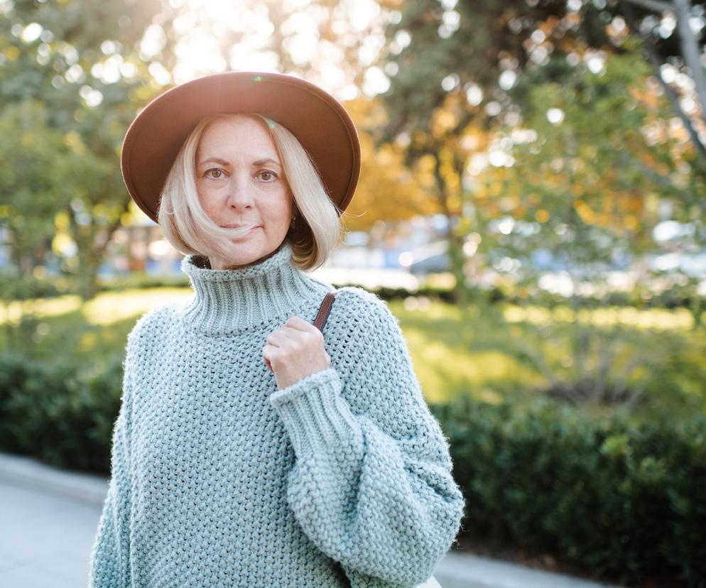 Jak nosić sweter po 60-tce, aby wyglądać młodo?