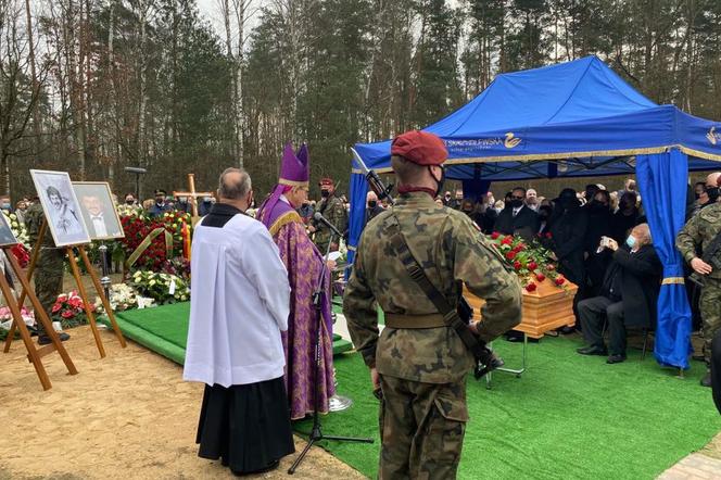 Pogrzeb Krzysztofa Krawczyka. Ostatnie pożegnanie na cmentarzu w Grotnikach [RELACJA, ZDJĘCIA]