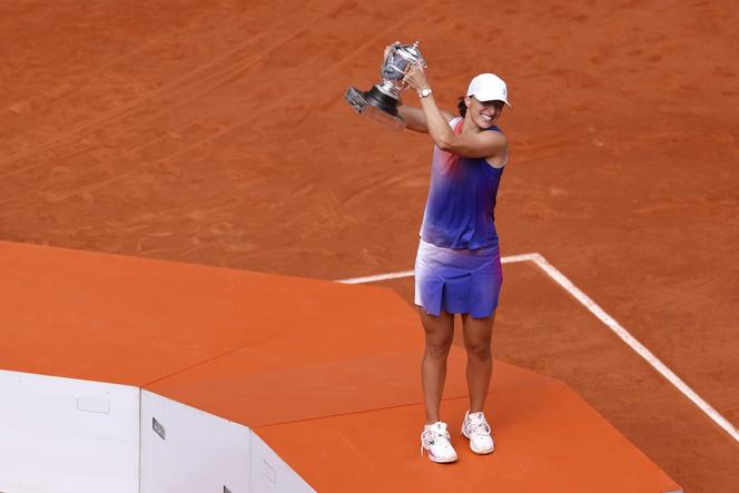 Zjawiskowa Iga Świątek świętuje zwycięstwo w Roland Garros