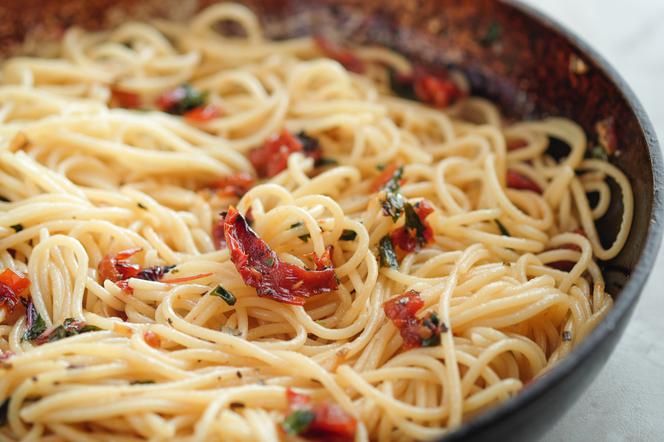 Spaghetti z tuńczykiem i suszonymi pomidorami