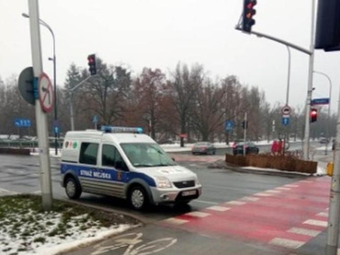 Kierowca zemdlał za kierownicą na ruchliwym skrzyżowaniu