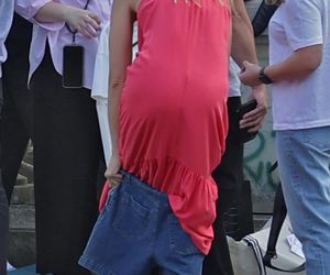 Małgorzata Socha przebiera się w parku