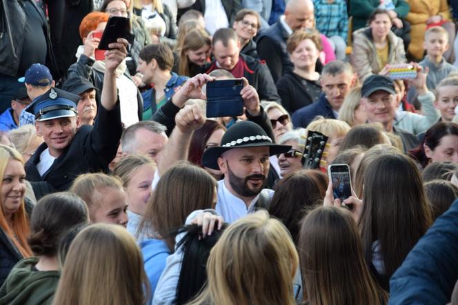 Takie tłumy na MAJÓWCE w Gminie Mirzec! Zabawa na całego i zespół BACIARY