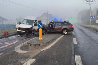 Pieść osób trafiło do szpitala po czołowym zderzeniu osobówki z busem 