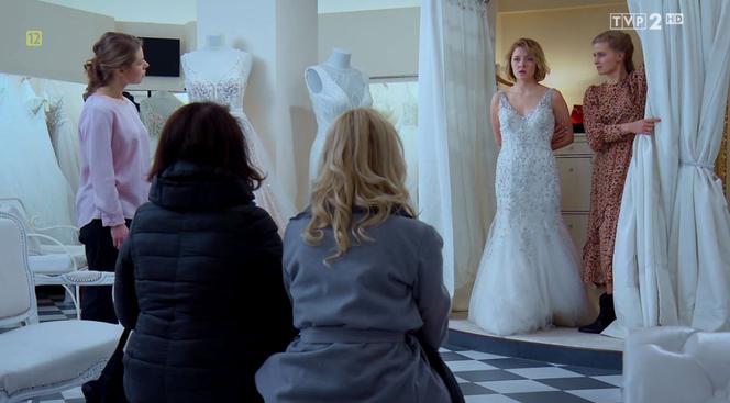 M jak miłość odc. 1451. Ula (Iga Krefft) w sukni ślubnej, Natalka (Marcjanna Lelek)