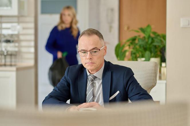 Na Wspólnej, odc. 3753: Monika (Sylwia Gliwa), Damian (Waldemar Błaszczyk)