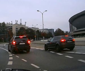 Niebezpieczny rajd kierowcy na rondzie w Katowicach