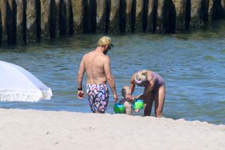 Borys Szyc z rodziną nad Bałtykiem