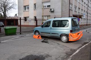 Samochód zastawia wyjazd dla kilkuset osób