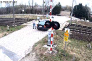 O krok od tragedii. Samochód zepsuł się im na przejeździe. LIczyły się sekundy
