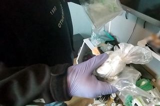 Spektakularna akcja na Pradze Północ i Żoliborzu. Policja uderza w narkotykowy biznes. Zobacz, co znaleziono w ich kryjówkach!