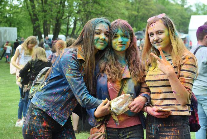 Lublin „wybuchł” kolorami. Holi Festival nad Zalewem Zemborzyckim