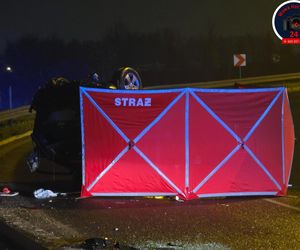 Matka nie żyje, w aucie dzieci. Śmiertelne dachowanie w Warszawie