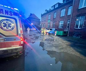 Malbork. Pożar busa na parkingu. Strażacy wyciągnęli z pojazdu nieprzytomnego mężczyznę [ZDJĘCIA].