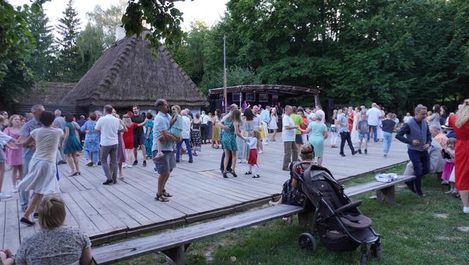 Sielanka na parkiecie w Muzeum Wsi Lubelskiej pod gołym niebem! Za nami kolejna potańcówka w rytmie miejskiego folkloru z Warszawy i Lwowa