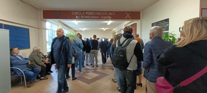 Krakowianie stoją w kolejkach do urn wyborczych. Frekwencja robi wrażenie!