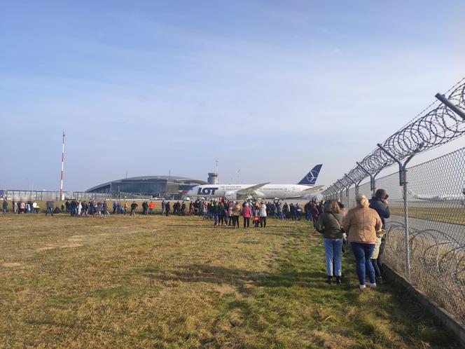 Tłumy na lotnisku w Jasionce.  Obserwowali An-225 Mrija [ZDJĘCIA]