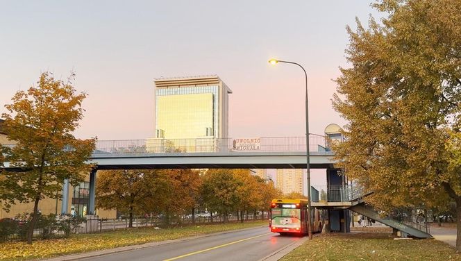 Banery na kładkach w Warszawie. "Uwolnić księdza Michała"